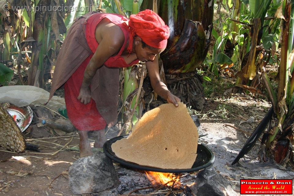 Ethiopia - Preparazione del kotcho pane tradizionale - 13.jpg